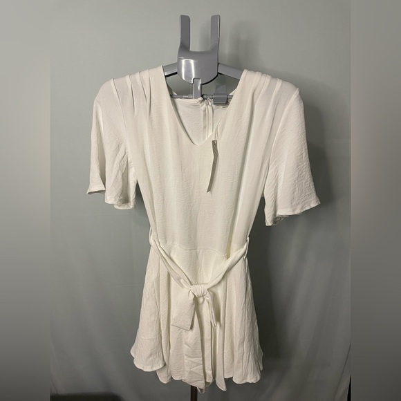 She + Sky White Short‎ Sleeve NWT V Neck Romper Sz L - Picture 1 of 11